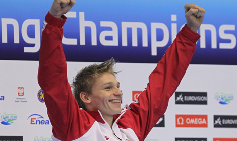 Szczecin, 08.12.2011. Polak Rados³aw Kawêcki na podium fetuje zdobycie z³ogego medalu na 200 m st. grzbietowym podczas p³ywackich mistrzostw Europy na krótkim basenie w Szczecinie, 08 bm.  (dw) PAP/Adam Ciereszko